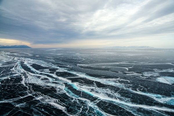 Мыс Хобой (северная часть острова Ольхона), мыс Рытый (слева) и полуостров Святой нос (справа). Вид на северную часть озера Байкал.Тем, кто решается причалить к берегу, шаманы советуют припасть на правое колено в знак почитания, затем сварить кусок баранины, чтобы аромат распространился вокруг. Мясо нужно съесть, но кости выбрасывать нельзя. Следует, расположив их по форме тела, сжечь. Если баранины с собой нет, надо мысленно произнести: "Мы на земле ваших обычаев, делаем жертвоприношение — чем есть. Прости нас, непосвященных". - Sputnik Армения