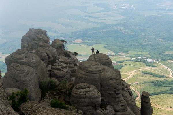 Есть загадочные достопримечательности и в Крыму. Одна из них — долина привидений Демерджи. Говорят, в непогоду с вершины горы можно увидеть свою тень на облаках — редкое атмосферное явление.А сами "привидения" — это каменные фигуры, напоминающие фантастических существ. При движении теней они начинают "шевелиться".На самом деле "статуи" образовались здесь в результате выветривания горных пород сотни миллионов лет назад. - Sputnik Армения