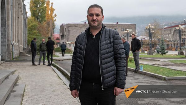 Вице-мэр Гориса Менуа Овсепян перед зданием суда во время судебного заседания по делу Аруша Арушаняна (5 ноября 2021). Горис - Sputnik Армения