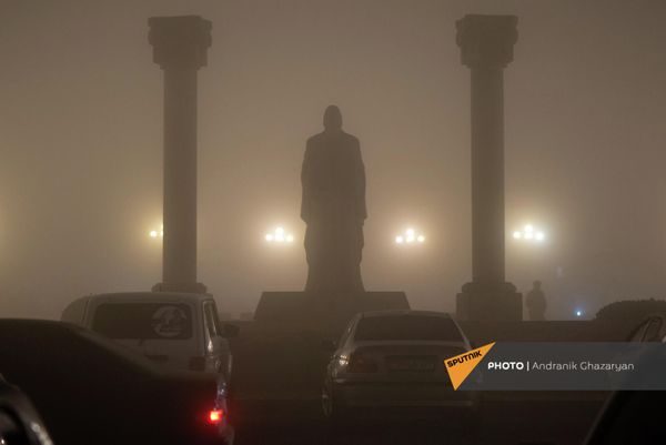 Памятник армянскому философу Григору Татеваци в туманной дымке на площади в Горисе, где на этой неделе проходил суд по делу главы общины Аруша Арушаняна. - Sputnik Армения