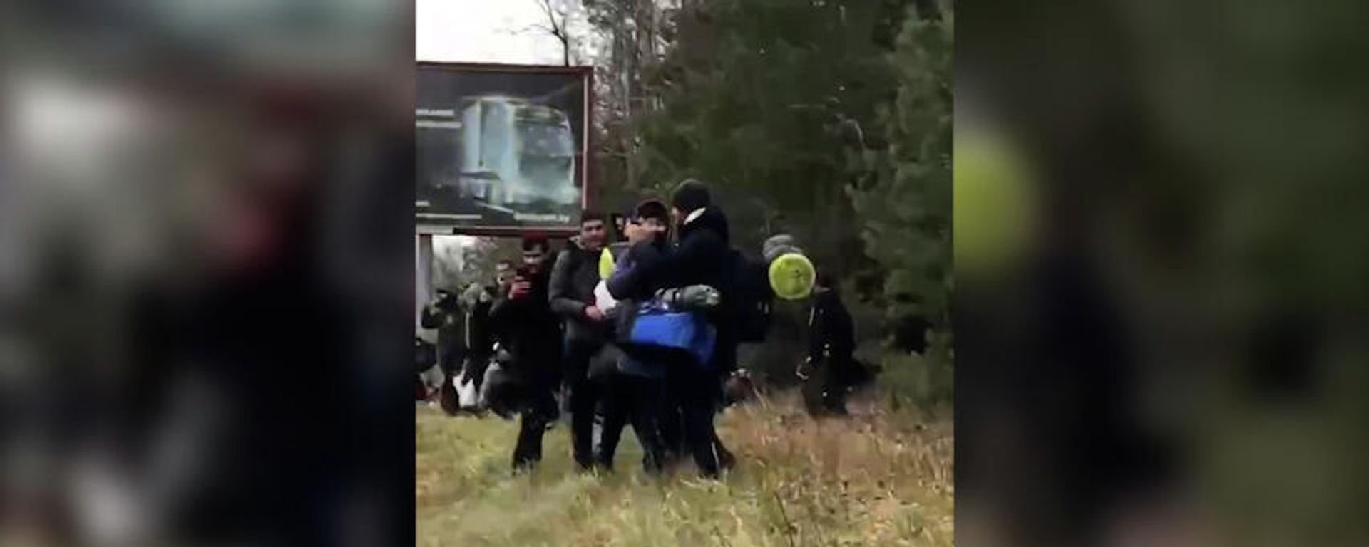 В Белоруссии по трассе к границе с Польшей следует большая толпа мигрантов - Sputnik Армения, 1920, 08.11.2021