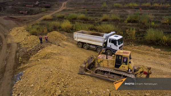 Строительство дамбы хвостохранилища на Техутском медно-молибденовом месторождении - Sputnik Армения