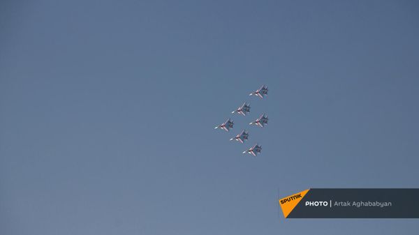 Русские витязи в ереванском аэропорту Эребуни на пути в международный авиасалон Dubai Airshow-2021 в ОАЭ (9 ноября 2021). Еревaн - Sputnik Արմենիա