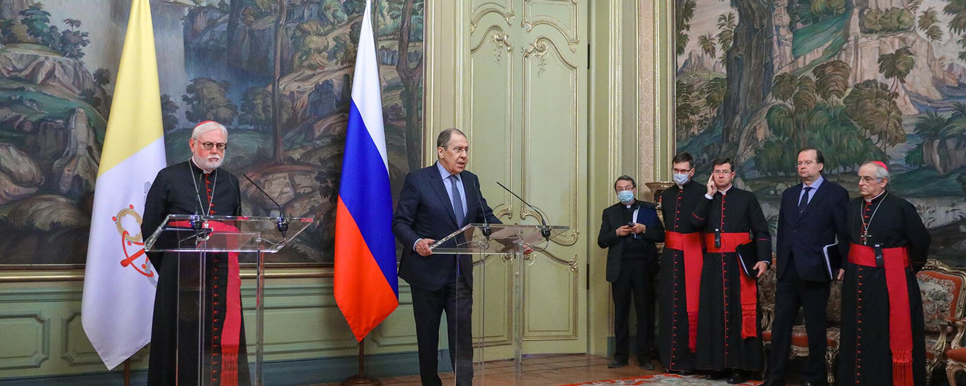 Совместная пресс-конференция министра иностранных дел России Сергея Лаврова и Секретаря Святого Престола по отношениям с государствами Пола Галлахера по итогам переговоров (9 ноября 2021). Москвa - Sputnik Армения, 1920, 09.11.2021