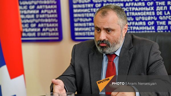 Министр иностранных дел Карабаха Давид Бабаян общается с прессой (10 ноября 2021). Степанакерт - Sputnik Армения