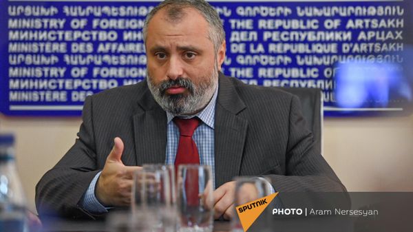 Министр иностранных дел Карабаха Давид Бабаян общается с прессой (10 ноября 2021). Степанакерт - Sputnik Армения