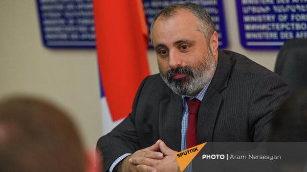 Министр иностранных дел Карабаха Давид Бабаян общается с прессой (10 ноября 2021). Степанакерт - Sputnik Армения