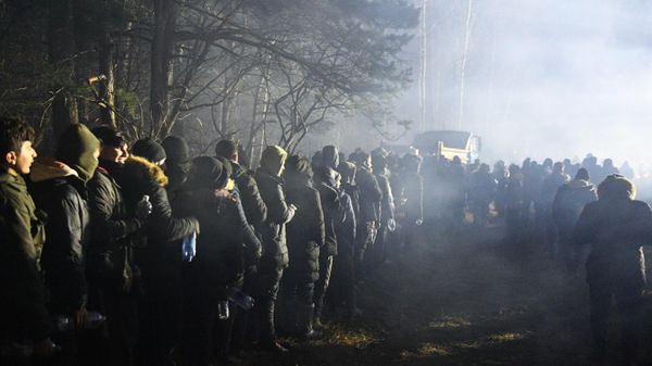 Очередь за водой в лагере нелегальных мигрантов на белорусско-польской границе - Sputnik Армения