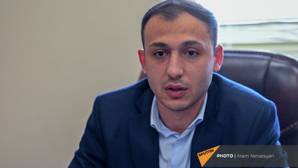 Омбудсмен Карабаха Гегам Степанян у себя в кабинете - Sputnik Армения