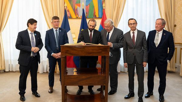 В рамках рабочего визита во Францию министр иностранных дел РА Арарат Мирзоян встретился с Председателем Сената Франции Жераром Ларше (10 ноября 2021). Париж - Sputnik Армения
