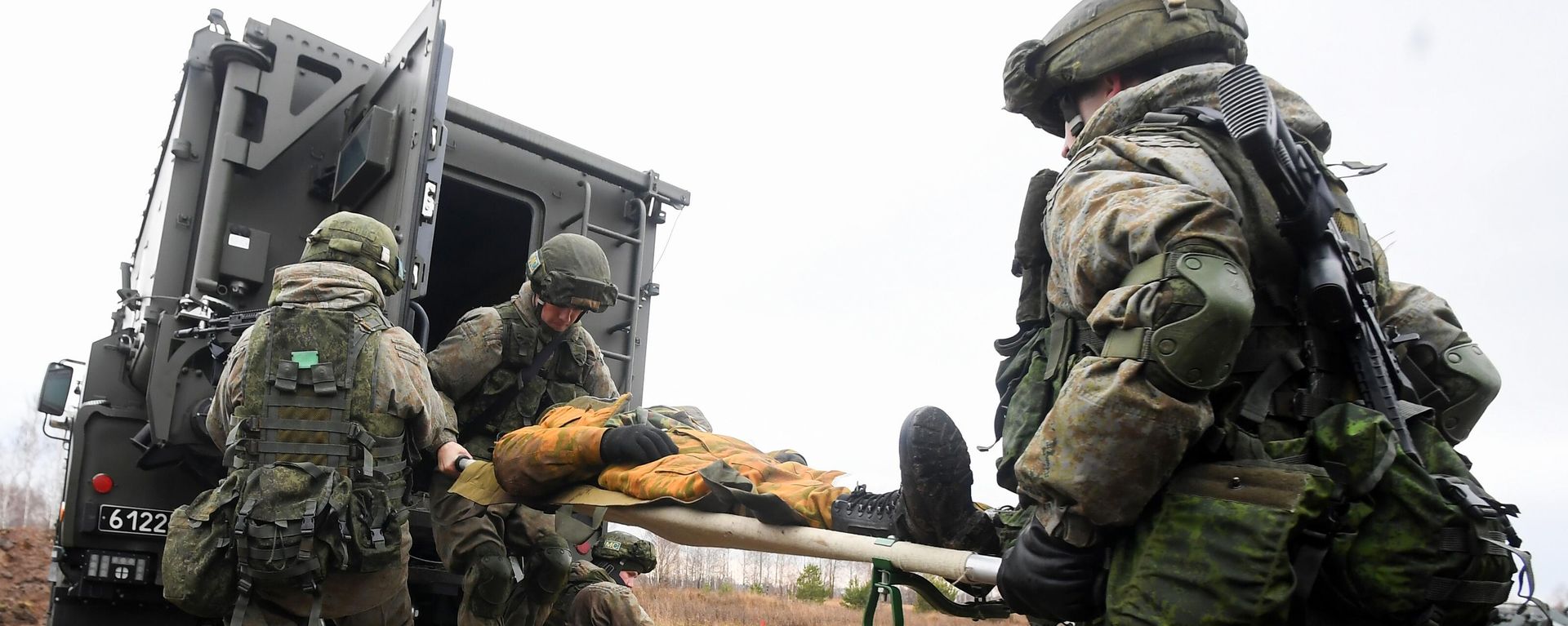 Транспортировка раненого во время миротворческих учений стран Организации Договора о коллективной безопасности Нерушимое братство - 2021 - Sputnik Армения, 1920, 10.11.2021