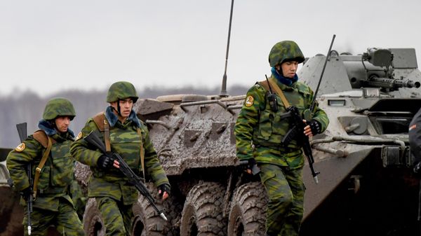 Военнослужащие армии Таджикистана во время отработки сопровождения гуманитарной помощи в рамках учений стран Организации Договора о коллективной безопасности Нерушимое братство - 2021 - Sputnik Армения