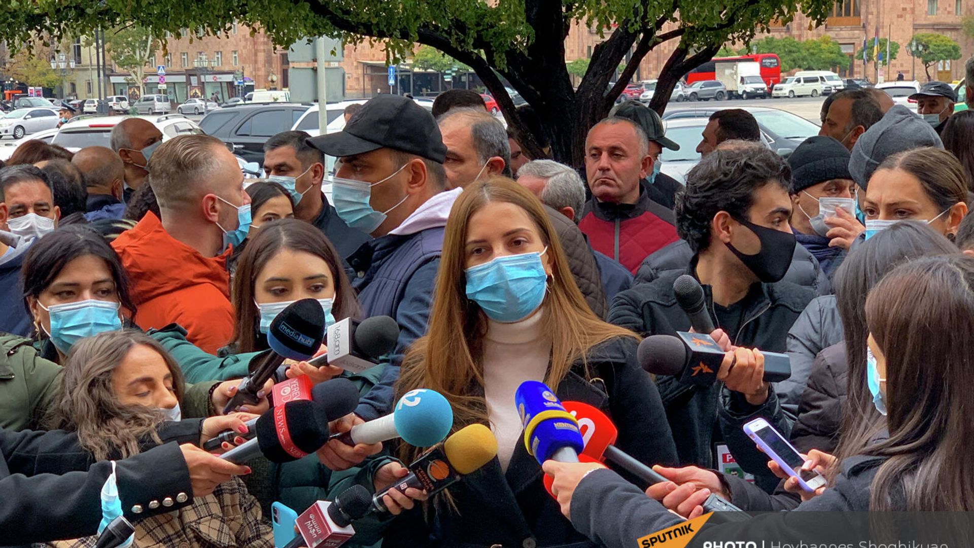 Депутат Анна Грирорян общается с прессой во время акции протеста перед домом Правительства на площади Республики (11 ноября 2021). Еревaн - Sputnik Армения, 1920, 11.11.2021