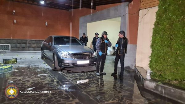 Իրավապահներն ու քննիչները սպանության վայրում։ - Sputnik Արմենիա