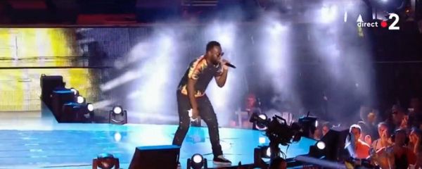 Французская мегазвезда Maitre Gims поет Ми гна на живом концерте в Ницце Французская мегазвезда Maitre Gims поет Ми гна на живом концерте в Ницце - Sputnik Армения