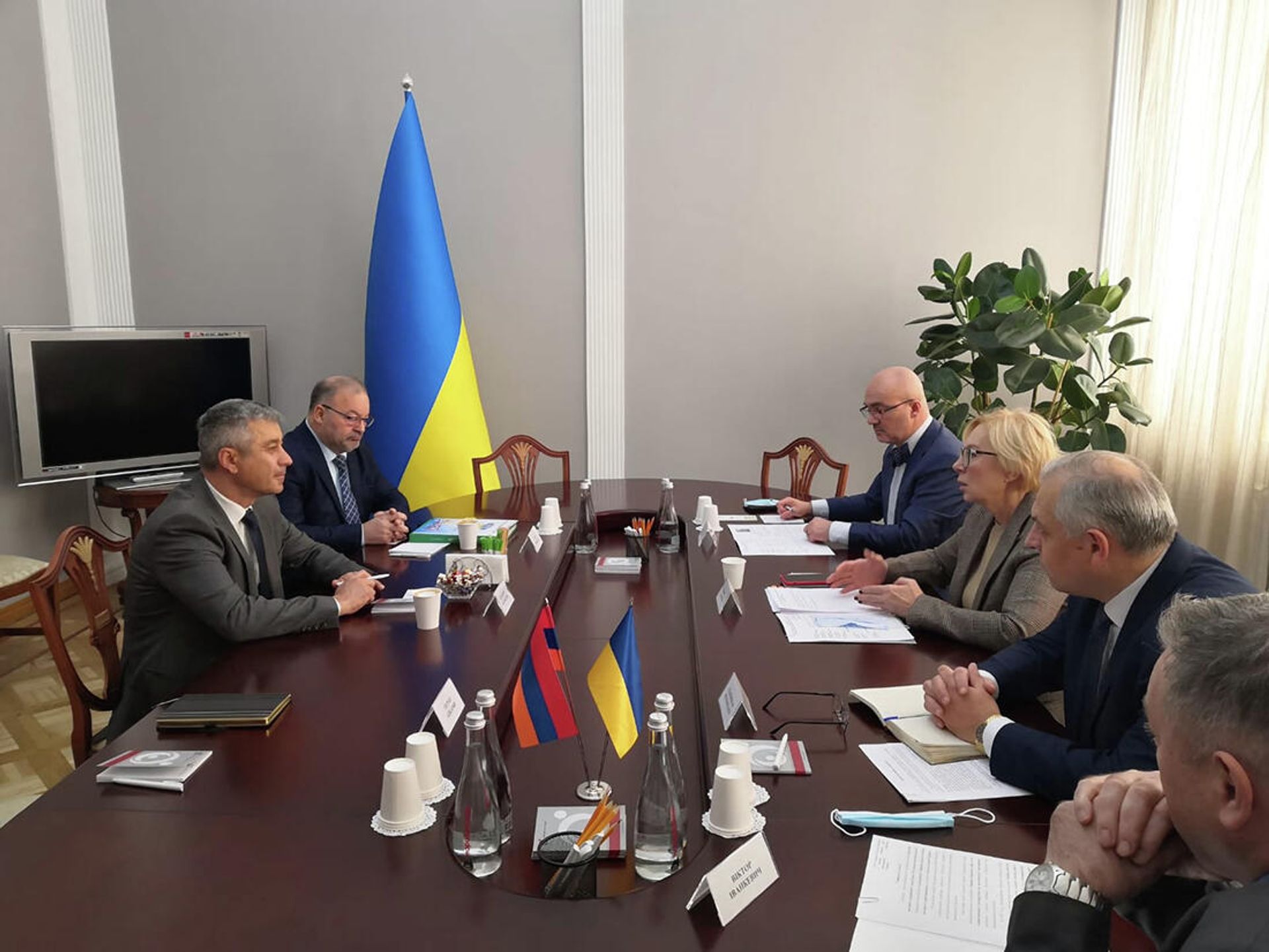 Посол Армении в Украине Владимир Карапетян встретился с омбудсменом Украины Людмилой Денисовой (11 ноября 2021). Киев - Sputnik Արմենիա, 1920, 11.11.2021
