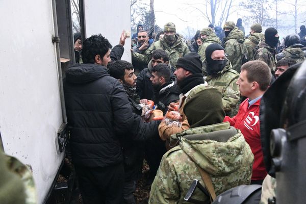 Փախստականներին հումանիտար օգնություն են բաժանում - Sputnik Արմենիա