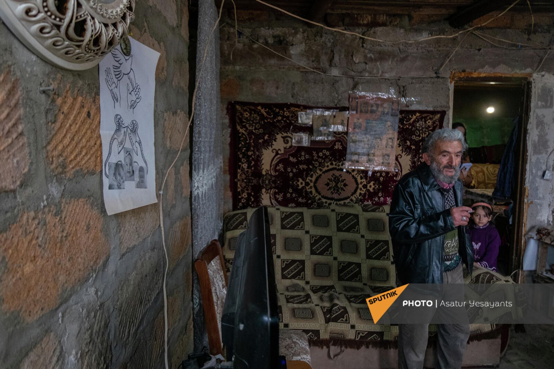Ветеран карабахской войны и вынужденный переселенец дед Гарегин в домике вселе Нор Кьюрин - Sputnik Армения, 1920, 15.11.2021