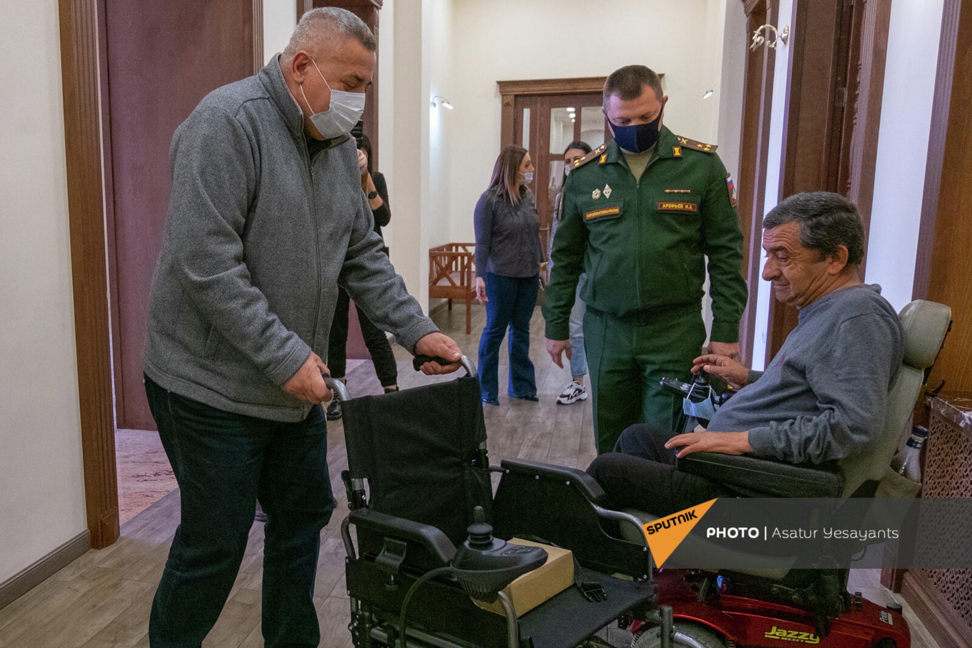 Ветераны афганской войны получили в дар от правительства РФ инвалидные коляски - Sputnik Արմենիա, 1920, 12.11.2021