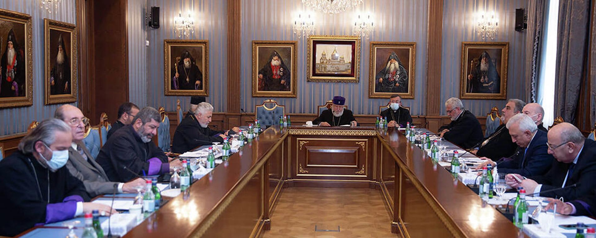 Католикос Гарегин II во главе Высшего попечительского совета в Эчмиадзине - Sputnik Армения, 1920, 12.11.2021