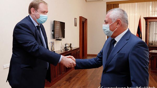 Министр по чрезвычайным ситуациям Андраник Пилоян принял генерального директора ЗАО Южно-Кавказская железная дорога Алексея Мельникова (12 ноября 2021). Ереван - Sputnik Армения