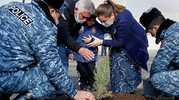 Торжественная церемония открытия Парка вечности возле административного здания Управления войсками полиции (12 ноября 2021). Еревaн - Sputnik Արմենիա