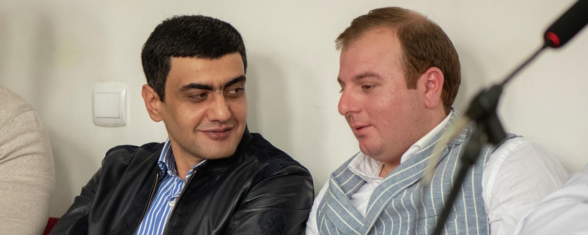 Аруш Арушанян беседует с адвокатом Эриком Алексаняном во время судебного процесса (5 ноября 2021). Горис - Sputnik Армения, 1920, 29.11.2021