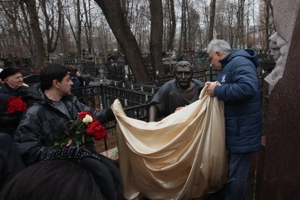 Сын Армена Джигарханяна Степан (слева на первом плане) на церемонии открытия памятнику актеру Армену Джигарханяну на Ваганьковском кладбище в день годовщины со дня кончины (14 ноября 2021). Москвa - Sputnik Армения