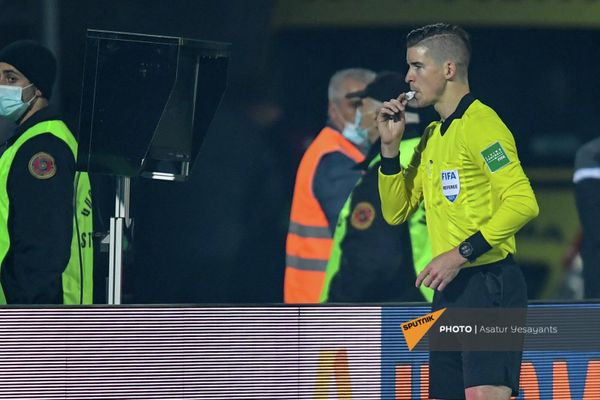 Рефери Франсуа Летесье изучает спорный момент по VAR-системе во время матча отборочного турнира ЧМ по футболу между сборными Армении и Германии (14 ноября 2021). Еревaн Рефери Франсуа Летесье изучает спорный момент по VAR-системе во время матча отборочного турнира ЧМ по футболу между сборными Армении и Германии (14 ноября 2021). Еревaн - Sputnik Армения