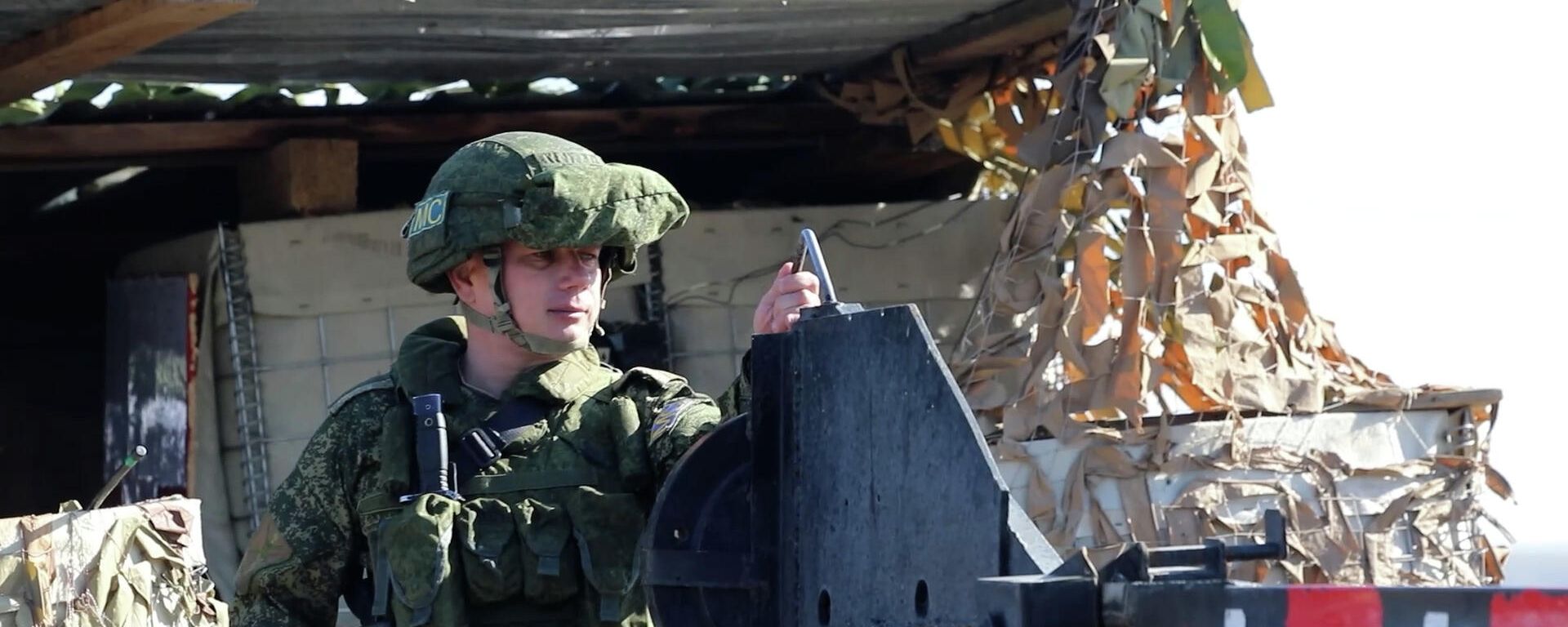 Российские миротворцы обеспечили безопасный въезд и выезд более 4 тыс. единиц транзитного автомобильного транспорта через Лачинский коридор за месяц - Sputnik Армения, 1920, 15.11.2021