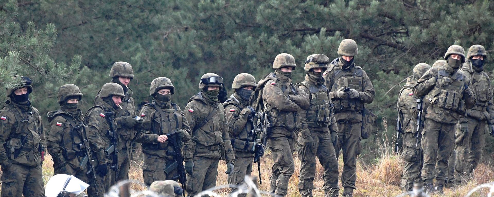 Сотрудники польской полиции и военные у лагеря нелегальных мигрантов на белорусско-польской границе - Sputnik Армения, 1920, 15.11.2021