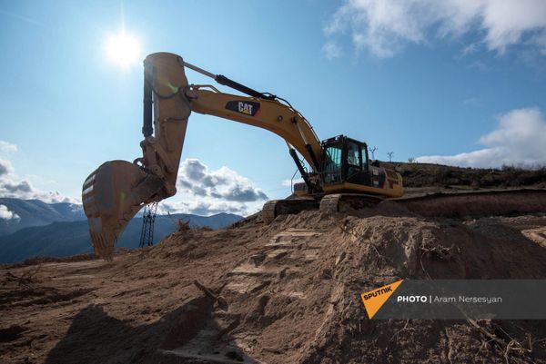 Շինարարները լայնացնում ու ամրացնում են ճանապարհը - Sputnik Արմենիա
