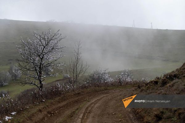 Ճանապարհը եզերող կանաչ բացատներում արդեն ձյուն կա - Sputnik Արմենիա
