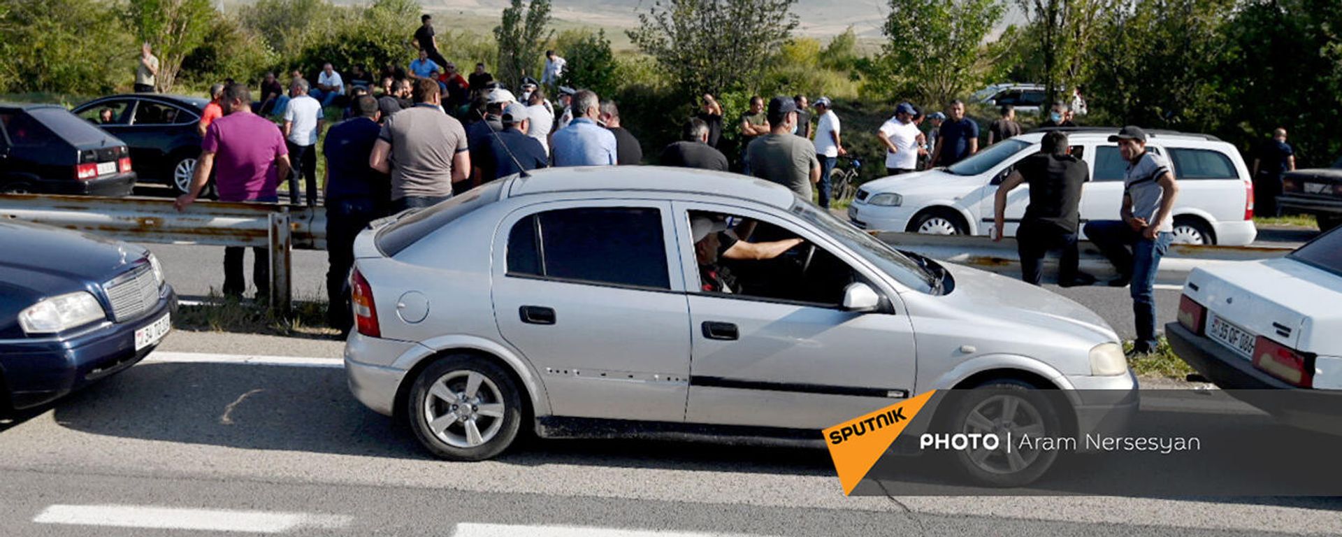 Рыбаки закрыли трассу Ереван-Севан (21 августа 2020).  - Sputnik Армения, 1920, 16.11.2021