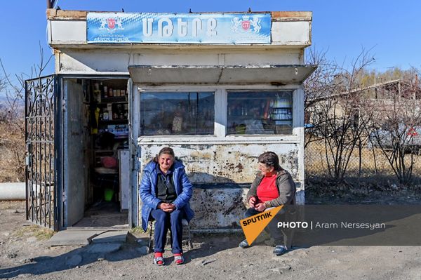 Жительницы села Ишханасар у магазина с продуктами Жительницы села Ишханасар у магазина с продуктами - Sputnik Армения