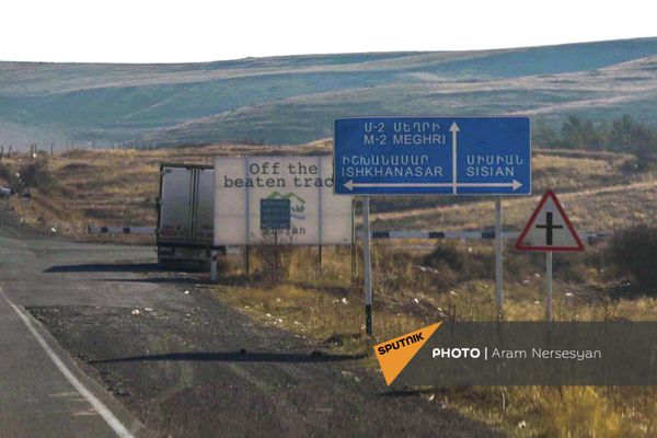 Указатель на перекрестке трассы с направлениями в село Ишханасар, Мегри и Сисиан Указатель на перекрестке трассы с направлениями в село Ишханасар, Мегри и Сисиан - Sputnik Армения
