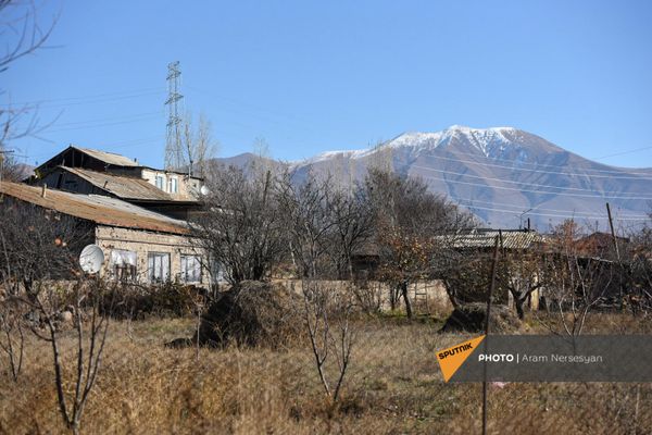 Вид на гору Ишханасар из одноименного села в Сюникской области.16 ноября подразделения ВС Азербайджана совершили очередную провокацию, напав на армянские позиции на восточном направлении. Произошли локальные бои с применением артиллерии, бронетехники и стрелкового оружия. - Sputnik Армения