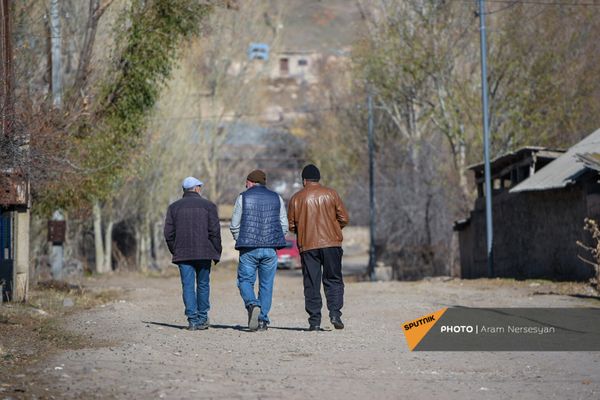 Жители села Ангехакот Сюникской области требуют от властей раздать им оружие и прислать инструкторов, чтобы научить их приемам самообороны. Местное население после очередной азербайджанской провокации заявляет, что готово с оружием в руках отстоять свой дом. - Sputnik Армения