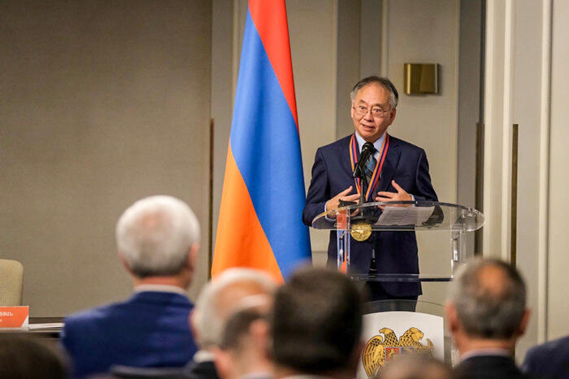 ՀՀ վարչապետի աշխատակազմի ղեկավար Արայիկ Հարությունյանը հանձնել է ՏՏ ոլորտում համաշխարհային ներդրման համար պետական մրցանակի արժանացած «Սինոփսիս» ընկերության նախագահ և գլխավոր գործադիր համատնօրեն Չի-Ֆուն Չանին (17 նոյեմբերի 2021թ․). Երևան - Sputnik Արմենիա, 1920, 17.11.2021