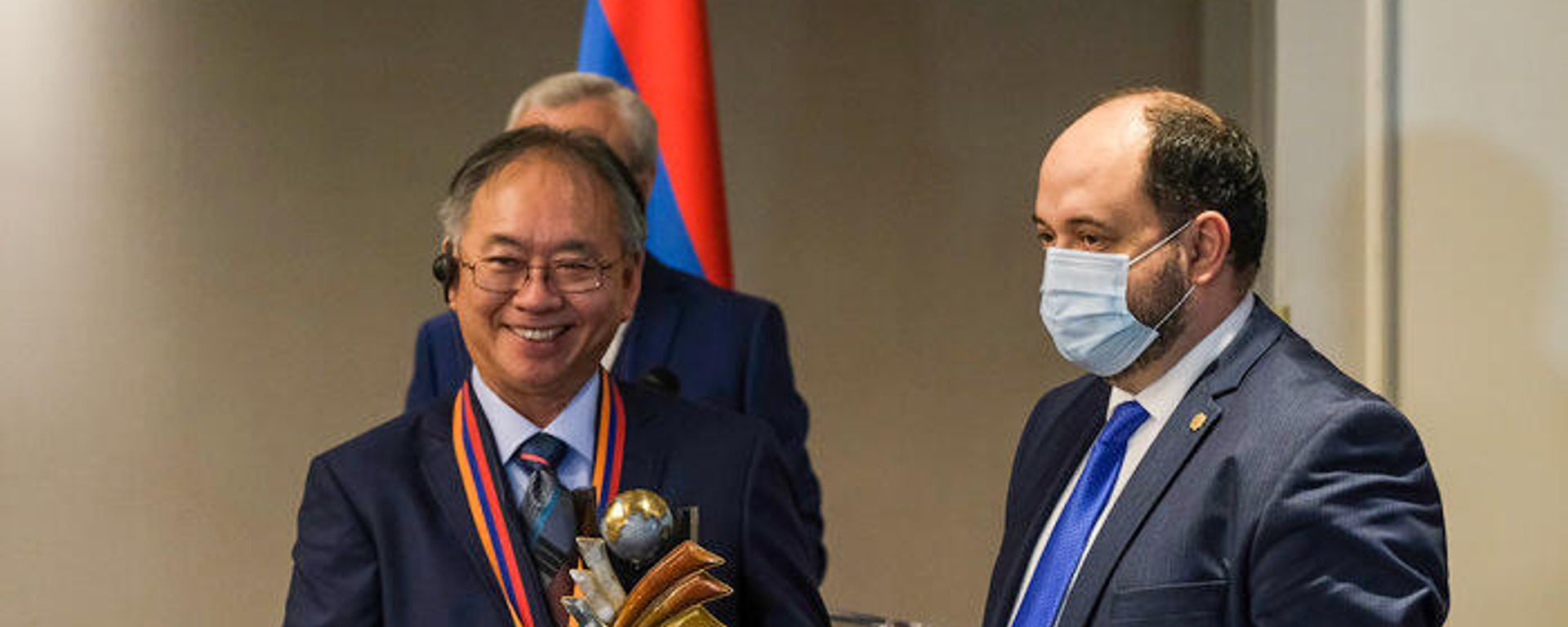 Руководитель аппарата премьер-министра Араик Арутюнян вручил Государственную премию за всемирный вклад в сфере ИТ президенту и генеральному исполнительному со-директору компании Синопсис Чи-Фун Чану (17 ноября 2021). Еревaн - Sputnik Армения, 1920, 17.11.2021