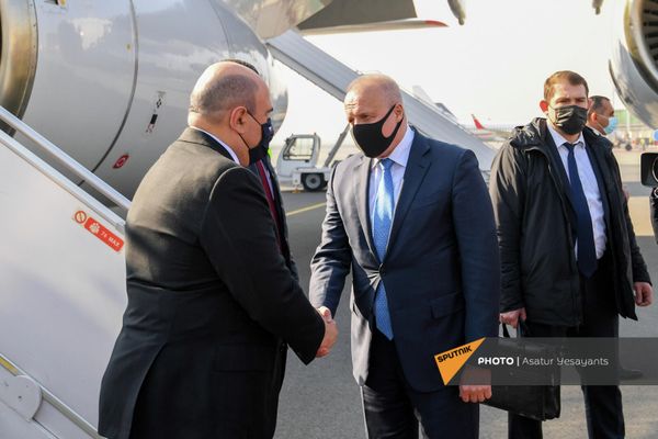 ՀՀ–ում ՌԴ դեսպան Սերգեյ Կոպիրկինը «Զվարթնոցում» դիմավորում է հայրենակիցներին - Sputnik Արմենիա