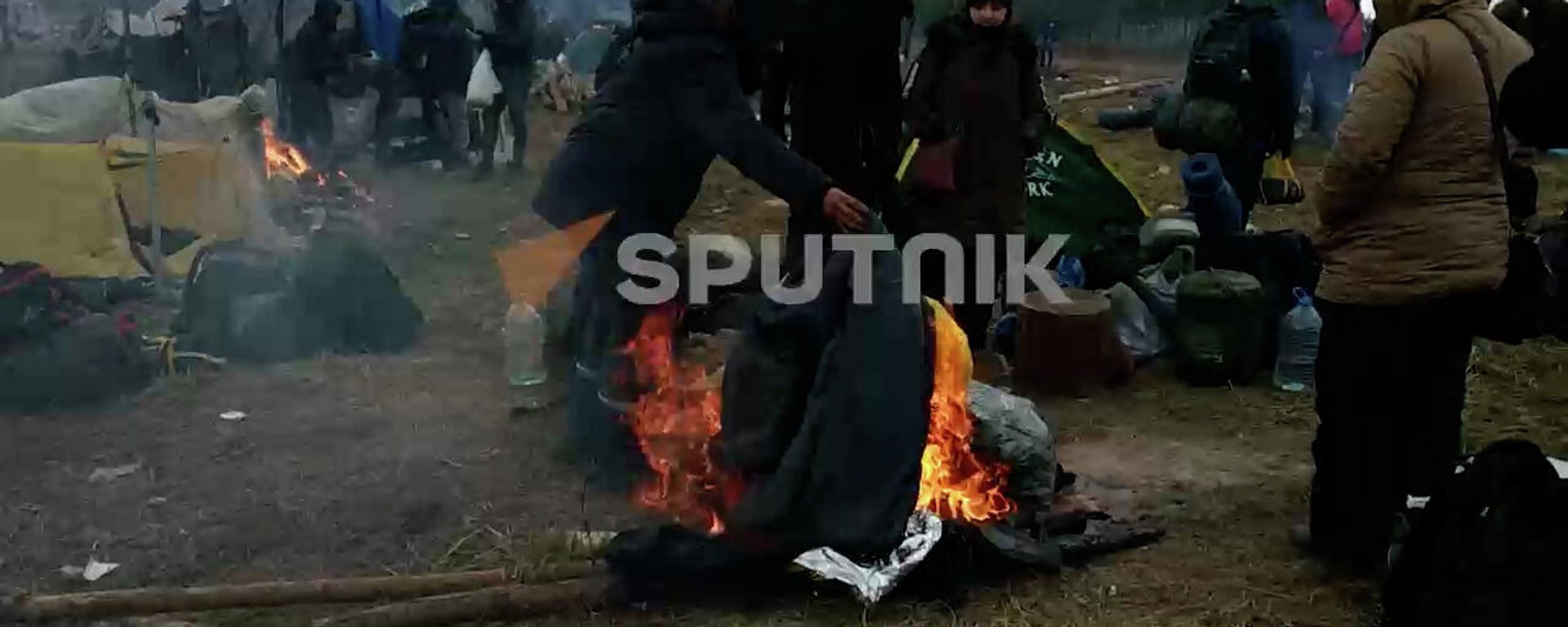 Лагерь мигрантов в лесу тоже опустел, в костре догорают последние поленья  - Sputnik Армения, 1920, 18.11.2021