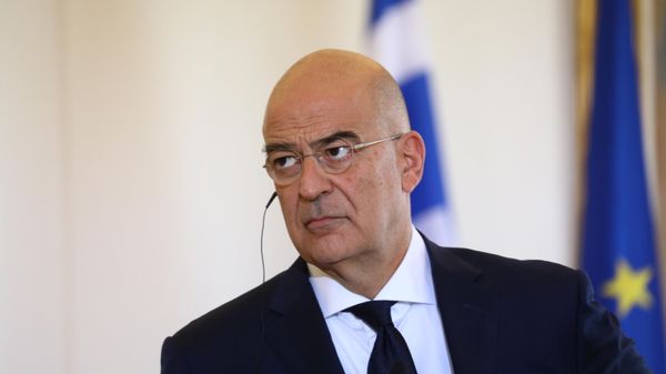 Министр иностранных дел Греции Никос Дендиас во время пресс-конференции по итогам встречи с российским коллегой (26 октября 2020). Афины - Sputnik Армения