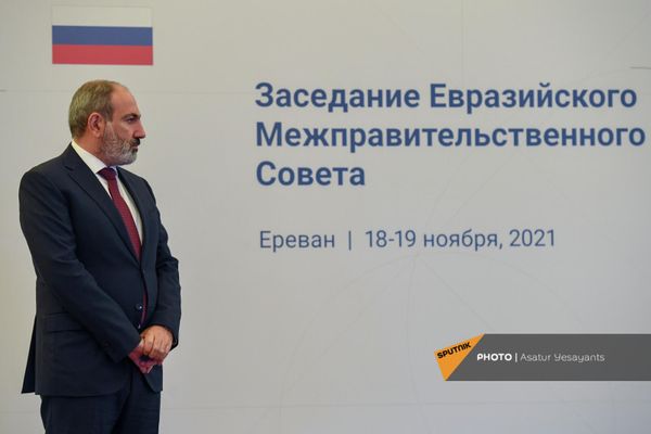Премьер-министр Армении Никол Пашинян в ожидании участников заседания Евразийского межправительственного совета. - Sputnik Армения