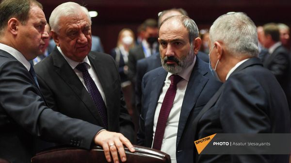 Никол Пашинян беседует с Романом Головченко и Михаилом Мясниковичем на заседании Евразийского межправительственного совета (19 ноября 2021). Еревaн - Sputnik Армения