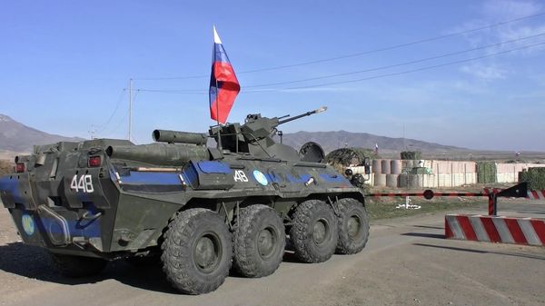 Российские миротворцы провели патрулирование вдоль линии разграничения сторон в Нагорном Карабахе Российские миротворцы провели патрулирование вдоль линии разграничения сторон в Нагорном Карабахе - Sputnik Армения