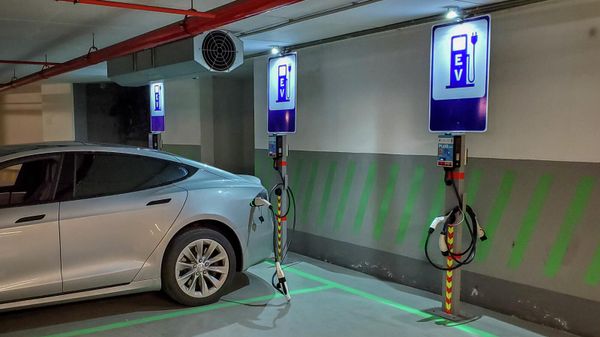 Заправки для электромобилей в Ереване - Sputnik Армения