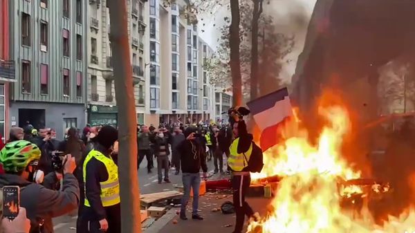 Шествие желтых жилетов и противников санитарных пропусков в Париже переросло в беспорядки - Sputnik Армения