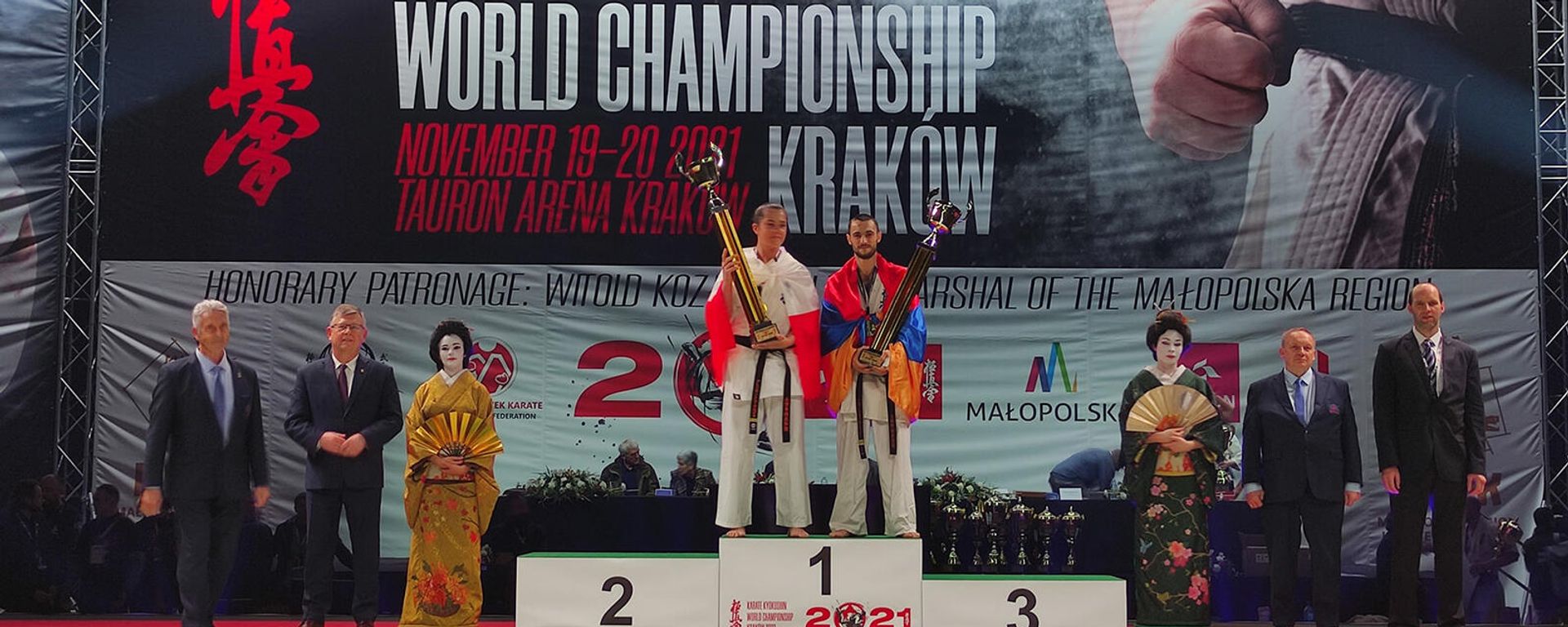 Чемпион мира по киокушин каратэ, лучший спортсмен чемпионата Артр Арушанян с кубком (20 ноября 2021). Краков - Sputnik Армения, 1920, 21.11.2021