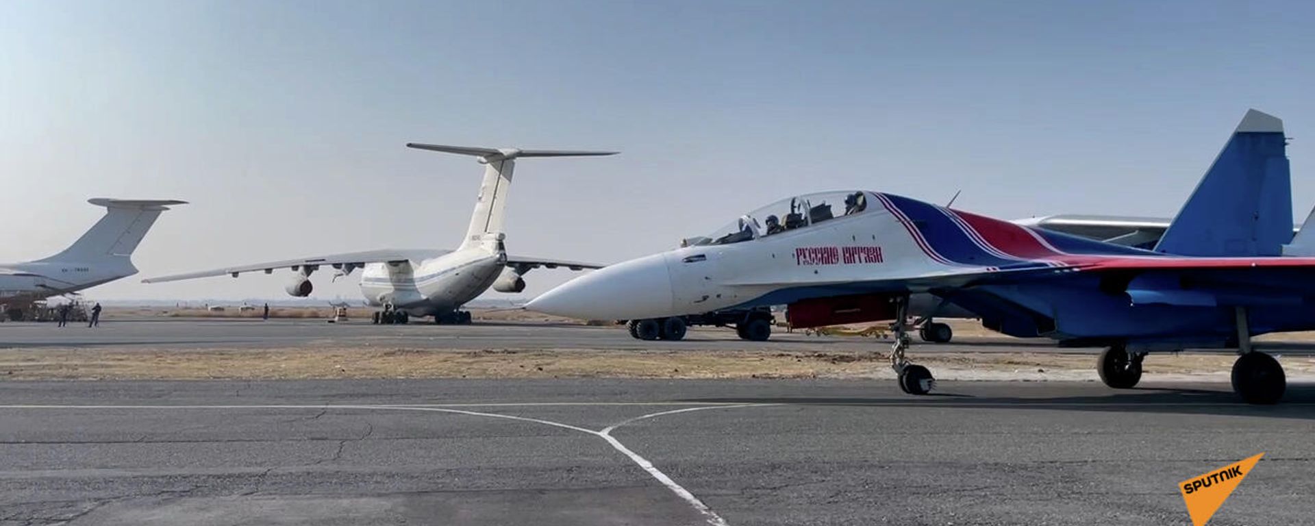 Русские витязи показали высший пилотаж на военном аэродроме в Ереване - Sputnik Армения, 1920, 21.11.2021